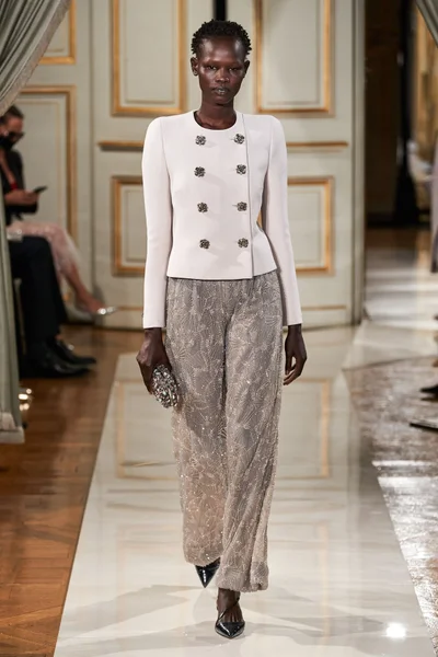 Look 16